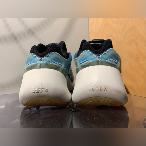 Adidas Yeezy 700 V3 Arzareth - Picture 3 of 6